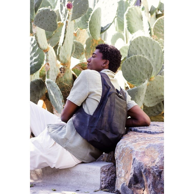 photo of the black Arsayo backpack with a man model
